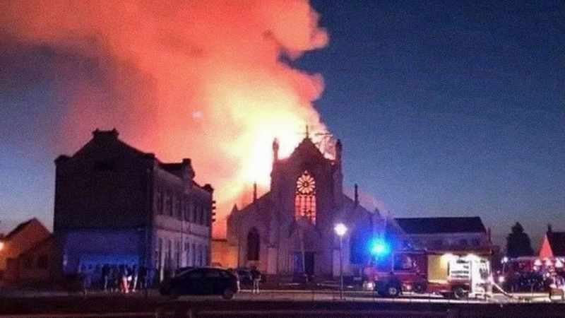 fuego en iglesia